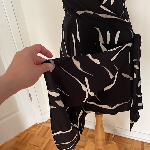 DIANE VON FURSTENBERG

Brenndah silk dress - Picture 10 of 14